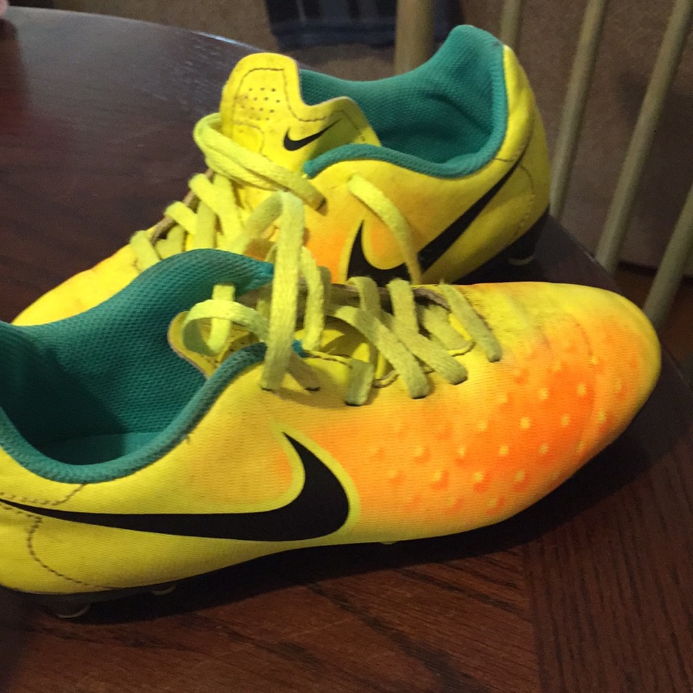 Kids size 11 Nike Cleats - Picture 2 of 6
